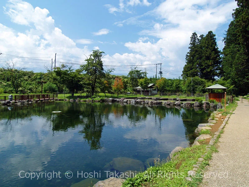 青空が映り込む大滝湧水公園